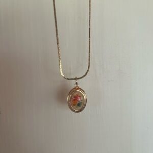 Vintage‎ Gold Pendant Necklace Floral Design